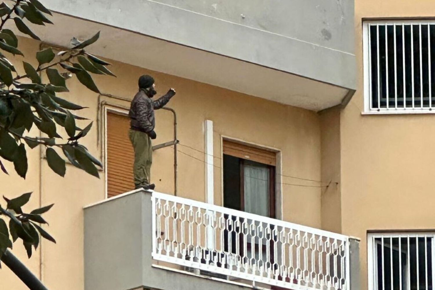 L'uomo che minaccia di buttarsi dal balcone del quinto piano del palazzo a Pescara