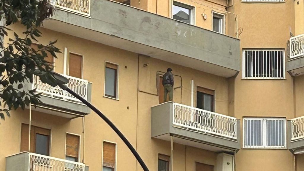 L'uomo che minaccia a Pescara di buttarsi di sotto dal quinto piano del palazzo