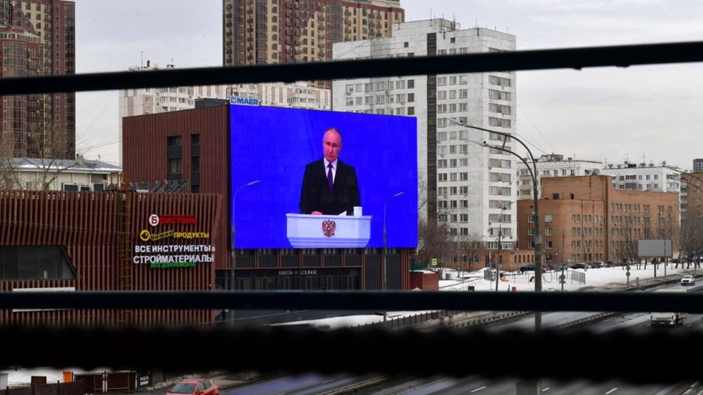 L'intervento di Putin su un enorme schermo sulla facciata di un edificio a Mosca