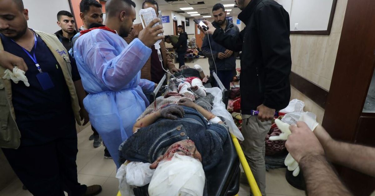 イスラエル、支援トラックを攻撃する群衆に発砲、100人以上死亡