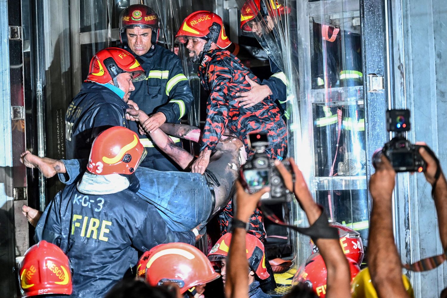 I soccorsi di un ferito nel rogo di Dacca