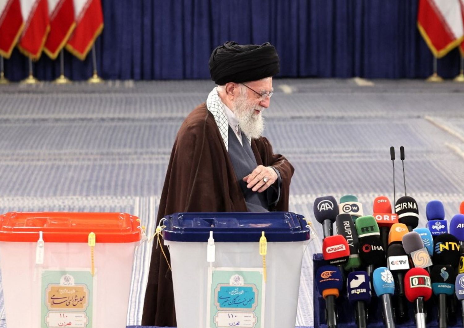 L'Ayatollah Ali Khamenei si appresta a parlare dopo aver votato per le legislative 2024