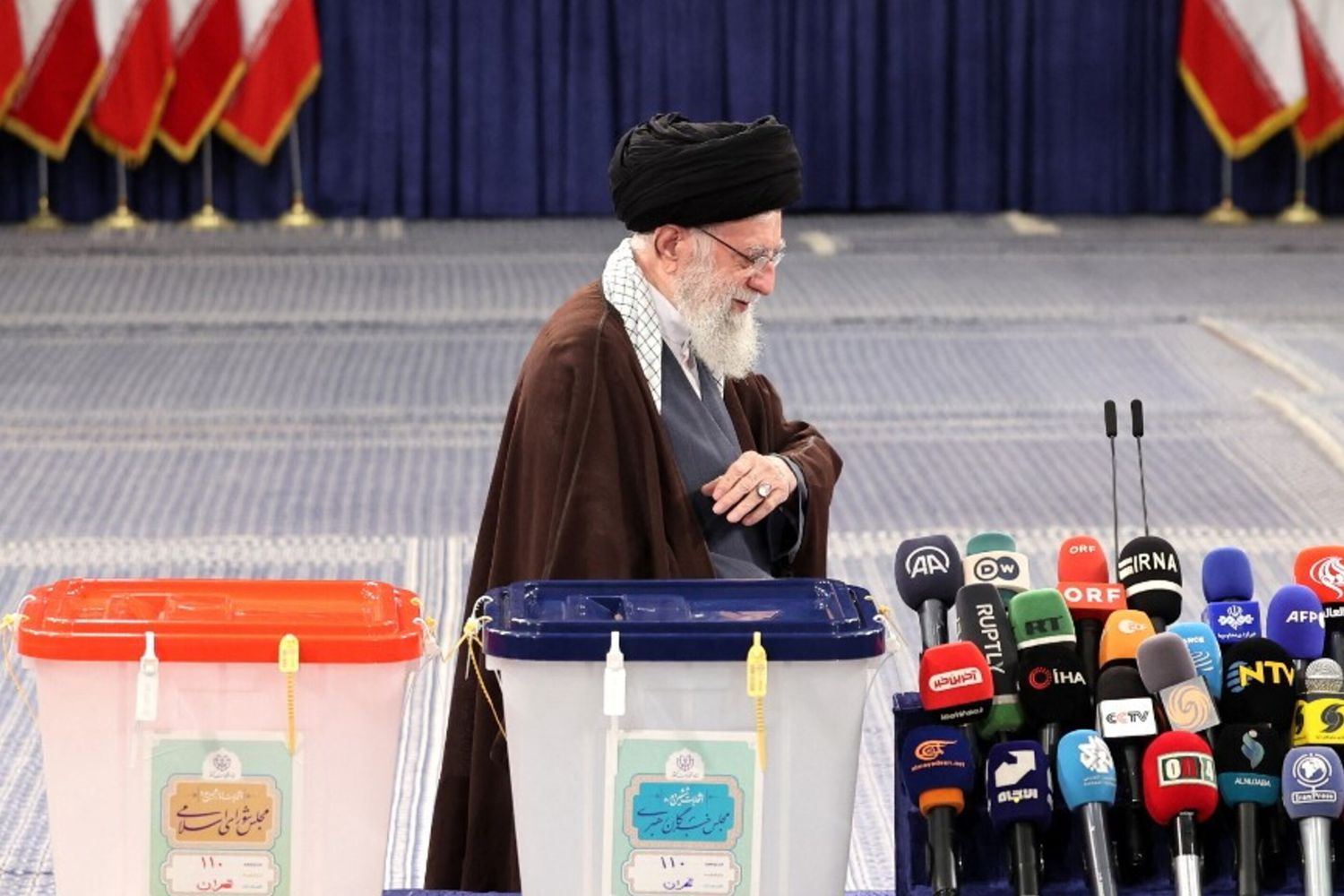 L'Ayatollah Ali Khamenei si appresta a parlare dopo aver votato per le legislative 2024