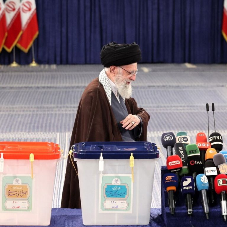 L'Ayatollah Ali Khamenei si appresta a parlare dopo aver votato per le legislative 2024