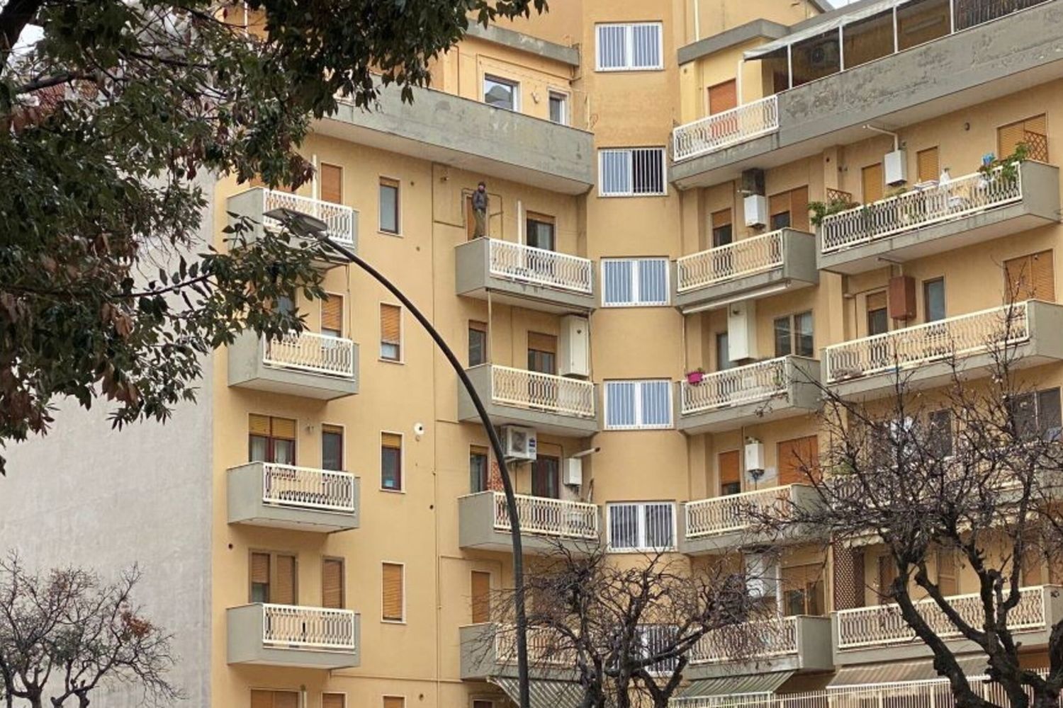 Il giovane che a Pescara minaccia di buttarsi dal quinto piano del palazzo