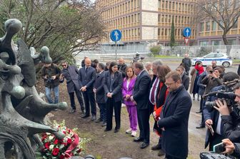 Schlein rende omaggio al monumento che ricorda Matteotti