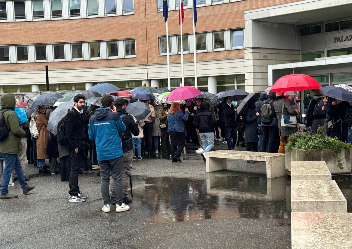 Gente in coda per poter assistere in aula al processo sulla strage di Erba