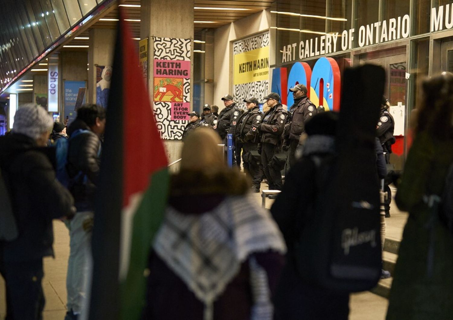 I manifestanti pro Palestina bloccano l'ingresso dell'Art Gallery a Toronto