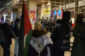 I manifestanti pro Palestina bloccano l'ingresso dell'Art Gallery a Toronto