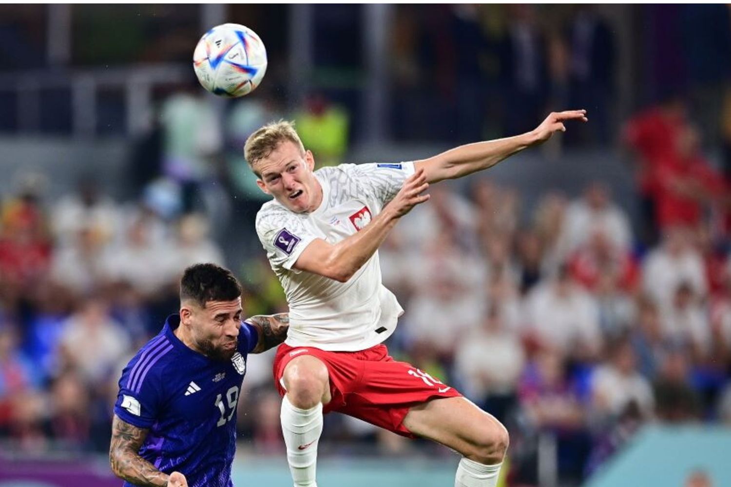 Karol Swiderski con la maglia della nazionale polacca