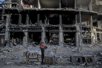 Gaza, un giovane venditore tra le rovine