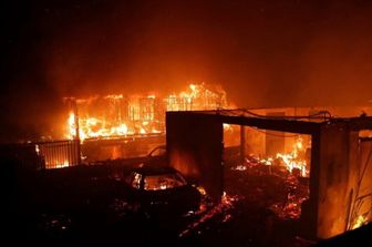 Veicoli e case bruciano durante un incendio a Viña del Mar, in Cile