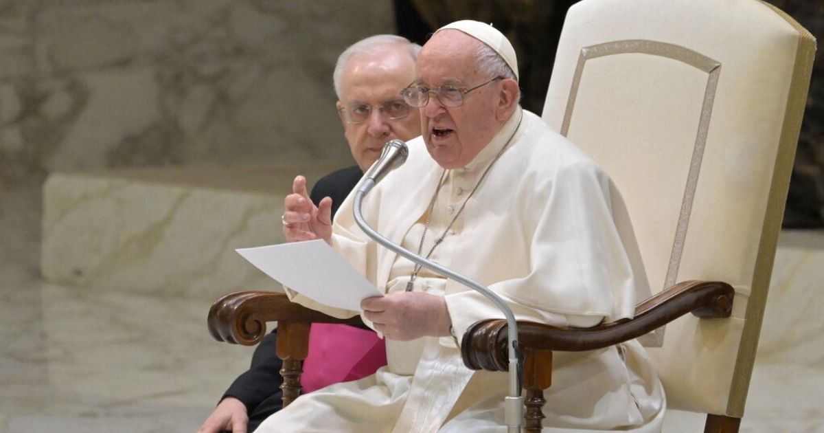 Papa Francesco accanto ai giovani: "Sottopagati, precari e sfruttati"