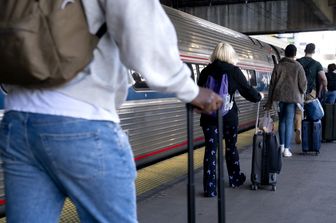 Passeggeri che attendono un treno a Washington