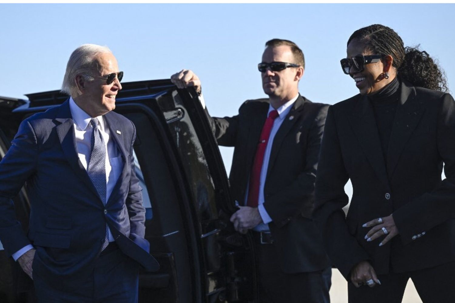 Il Presidente degli Stati Uniti Joe Biden parla con l'ex fist lady Michelle Obama