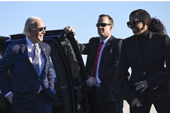 Il Presidente degli Stati Uniti Joe Biden parla con l'ex fist lady Michelle Obama