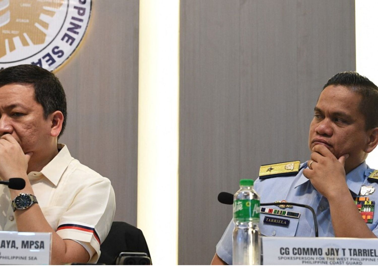 Il vicedirettore generale del Consiglio nazionale per la sicurezza delle Filippine, Jonathan Malaya, e Jay Tarriela, portavoce della Guardia costiera per il Mar delle Filippine occidentale, oggi nella conferenza stampa congiunta a Manila