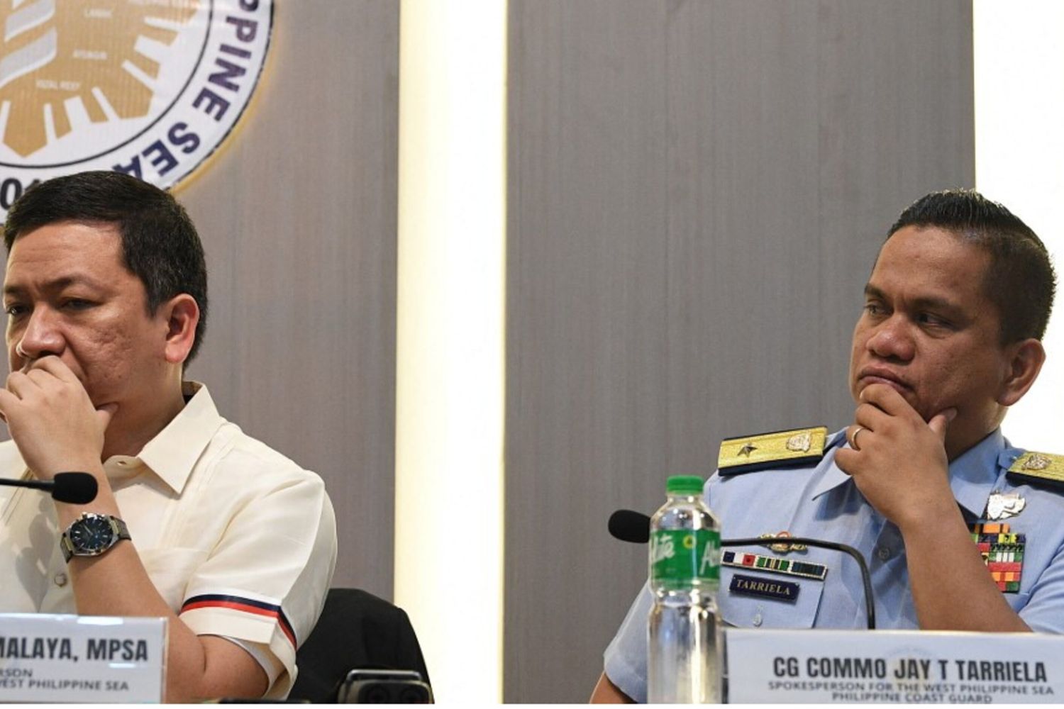 Il vicedirettore generale del Consiglio nazionale per la sicurezza delle Filippine, Jonathan Malaya, e Jay Tarriela, portavoce della Guardia costiera per il Mar delle Filippine occidentale, oggi nella conferenza stampa congiunta a Manila