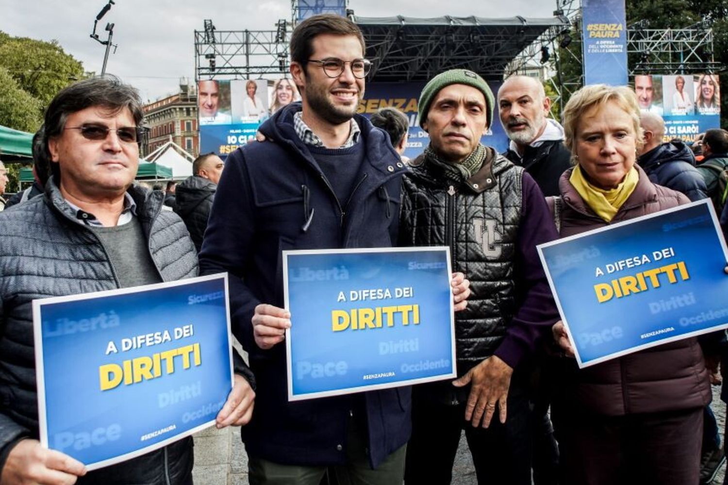 Il consigliere comunale della Lega Samuele Piscina (il secondo da sinistra)