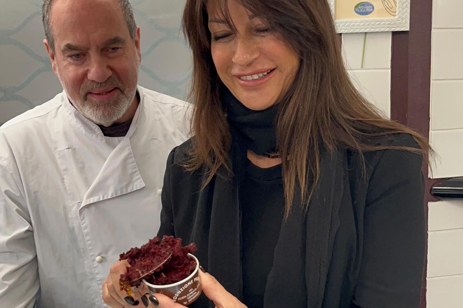 Assessora regionale alle pari opportunità, Simona Ferro, assaggia uno dei nuovi gusti