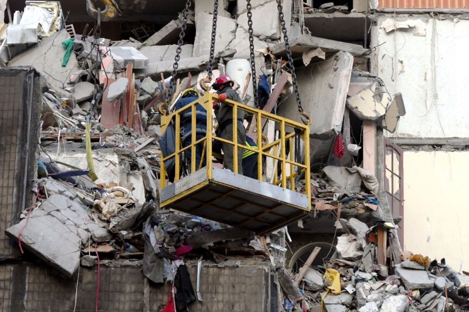 Odessa, soccorritori nell'edificio attaccato da droni russi il 3 marzo 2024