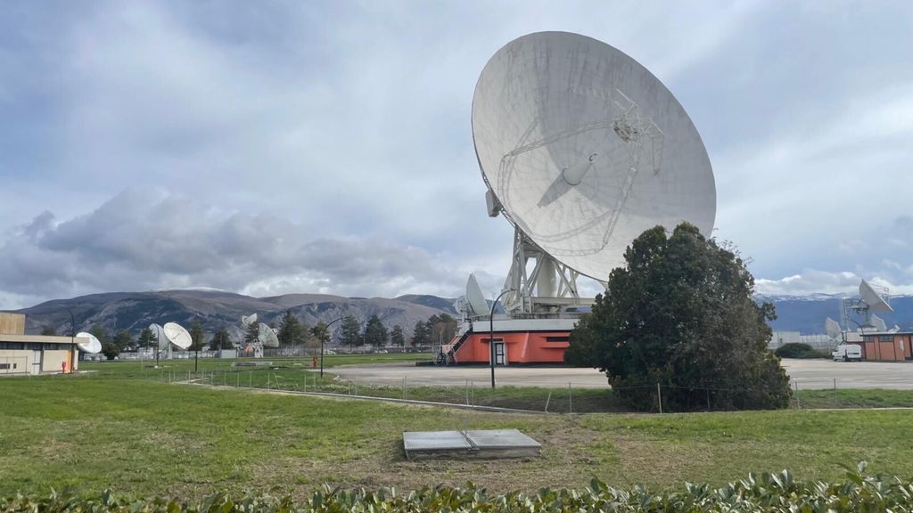 Un'antenna satellitare del Centro Spaziale del Fucino