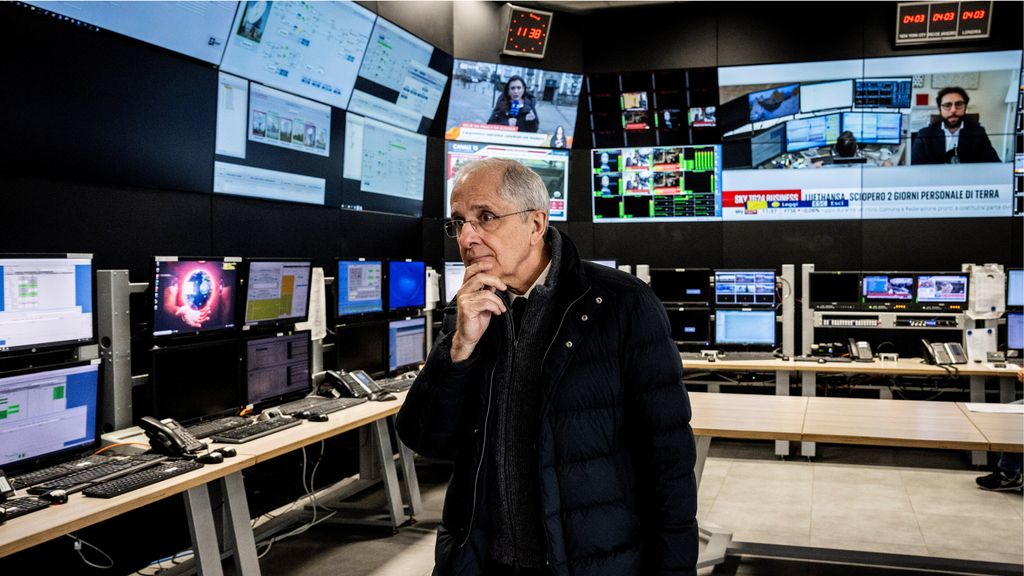 Luigi Pasquali, amministratore delegato di Telespazio, nella sala controllo del Centro Spaziale del Fucino