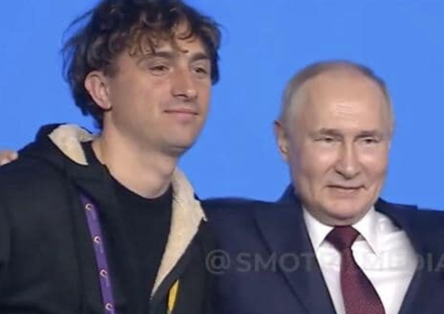 Ciro Cerullo, in arte Jorit, in posa con il presidente russo Vladimir Putin al Festival Mondiale della Gioventù di Sochi