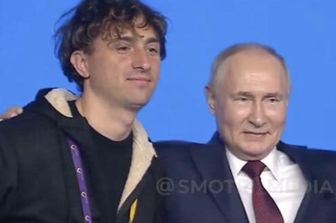 Ciro Cerullo, in arte Jorit, in posa con il presidente russo Vladimir Putin al Festival Mondiale della Gioventù di Sochi