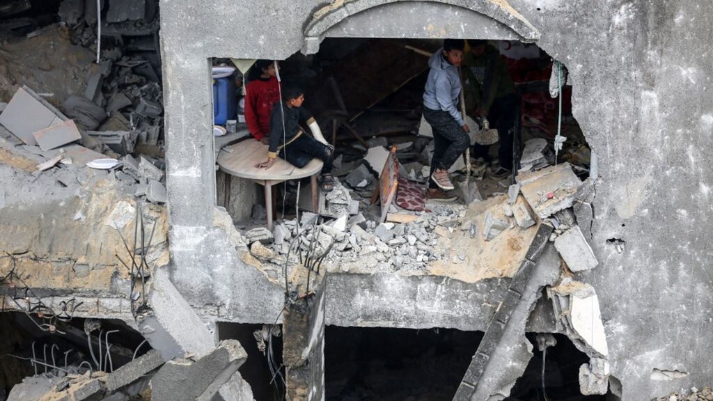 Il 7 marzo 2024, a Deir al-Balah, nella Striscia di Gaza centrale, alcuni palestinesi ispezionano i danni di un'abitazione colpita da un attacco aereo israeliano
