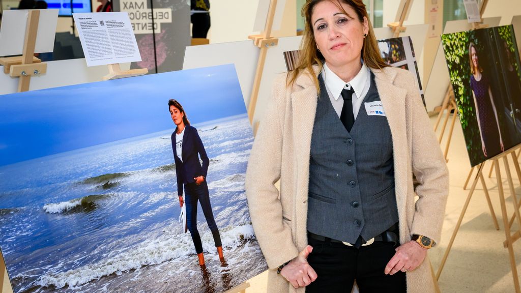 Michela Serresi posa vicina alla  sua foto, 'Stem Passion. Women in Science', inaugurazione , Berlino, Febbraio 2024