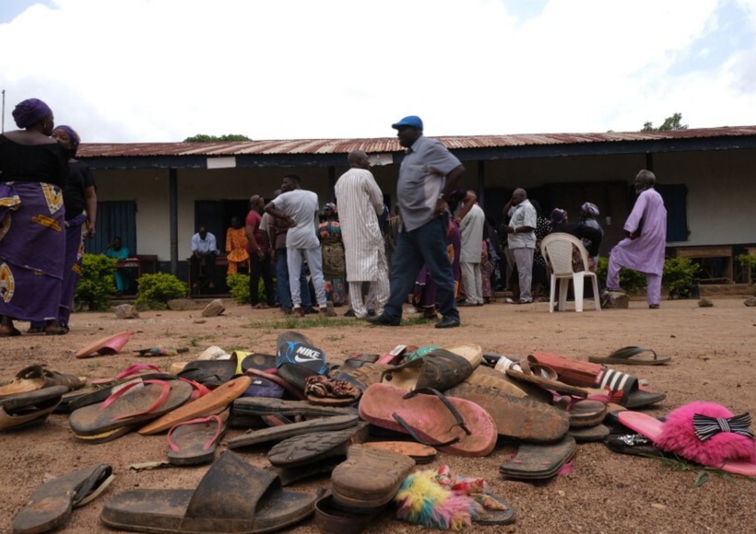 Nigeria, genitori e oggetti degli studenti rapiti a Kaduna, luglio 2021