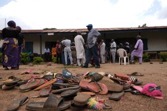 Nigeria, genitori e oggetti degli studenti rapiti a Kaduna, luglio 2021