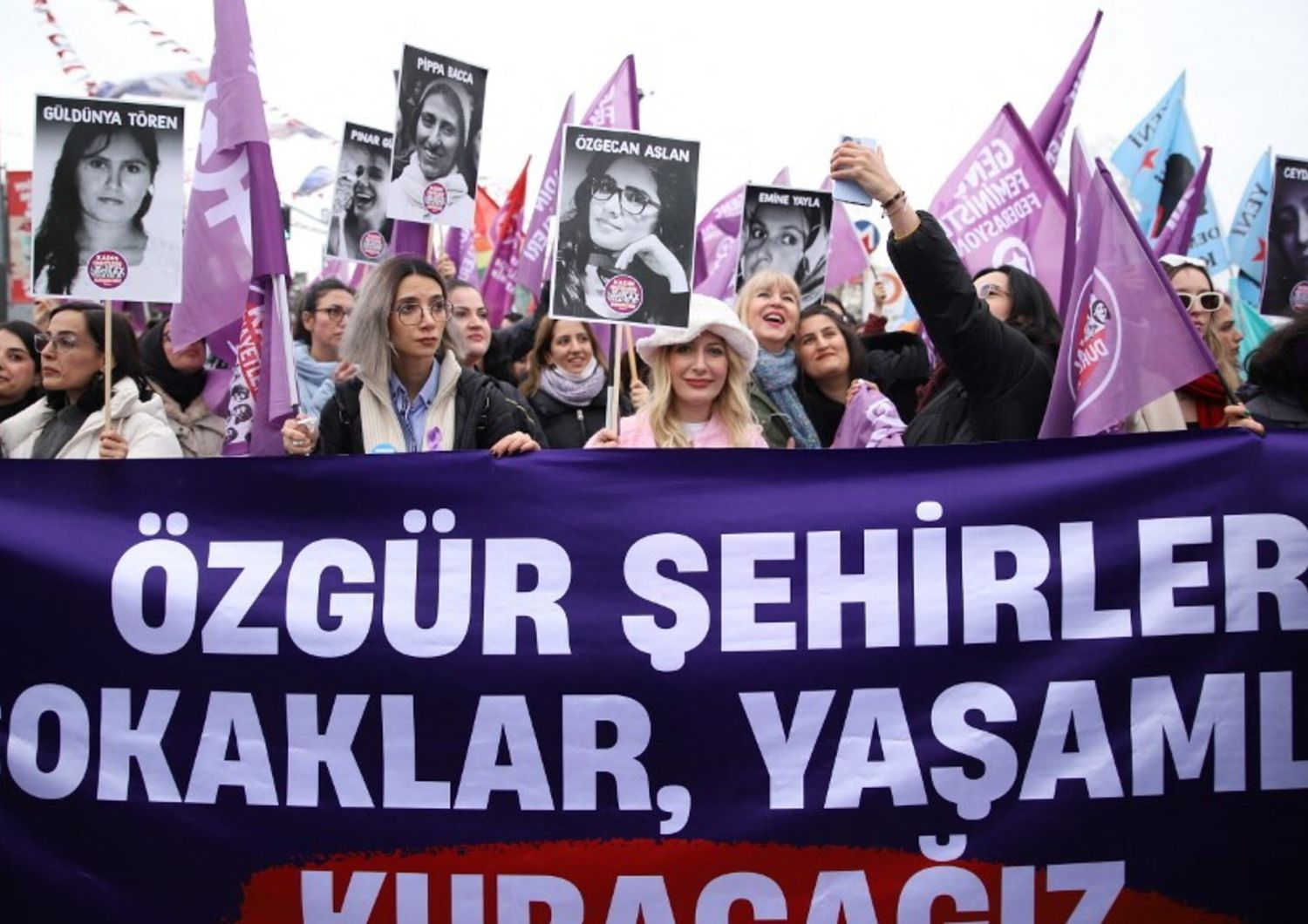 La manifestazione del 3 marzo scorso tenuta dalle donne turche a Kadikoy per celebrare l'8 marzo con slogan, danze e dichiarazioni.