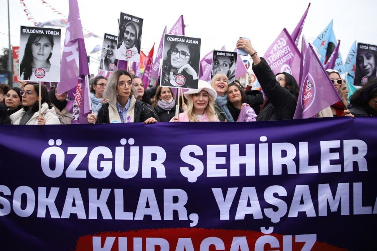 La manifestazione del 3 marzo scorso tenuta dalle donne turche a Kadikoy per celebrare l'8 marzo con slogan, danze e dichiarazioni.
