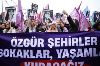 La manifestazione del 3 marzo scorso tenuta dalle donne turche a Kadikoy per celebrare l'8 marzo con slogan, danze e dichiarazioni.