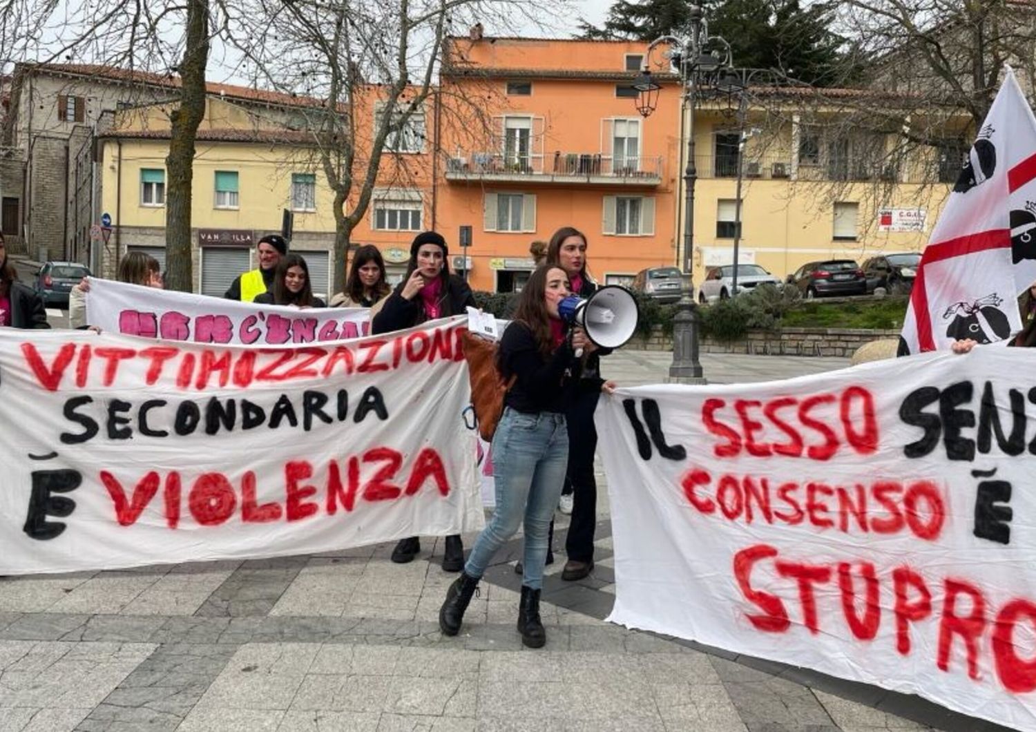 Il presidio contro la violenza sulle donne davanti al tribunale di Tempio Pausania