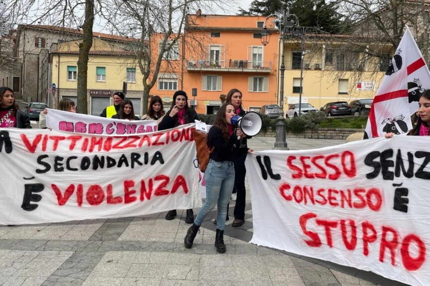 Il presidio contro la violenza sulle donne davanti al tribunale di Tempio Pausania