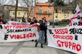 Il presidio contro la violenza sulle donne davanti al tribunale di Tempio Pausania