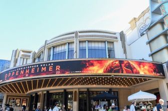 Il tendone del Grove's Theater che annuncia l'apertura del film "Oppenheimer" è raffigurato a Los Angeles, in California, il 20 luglio 2023.