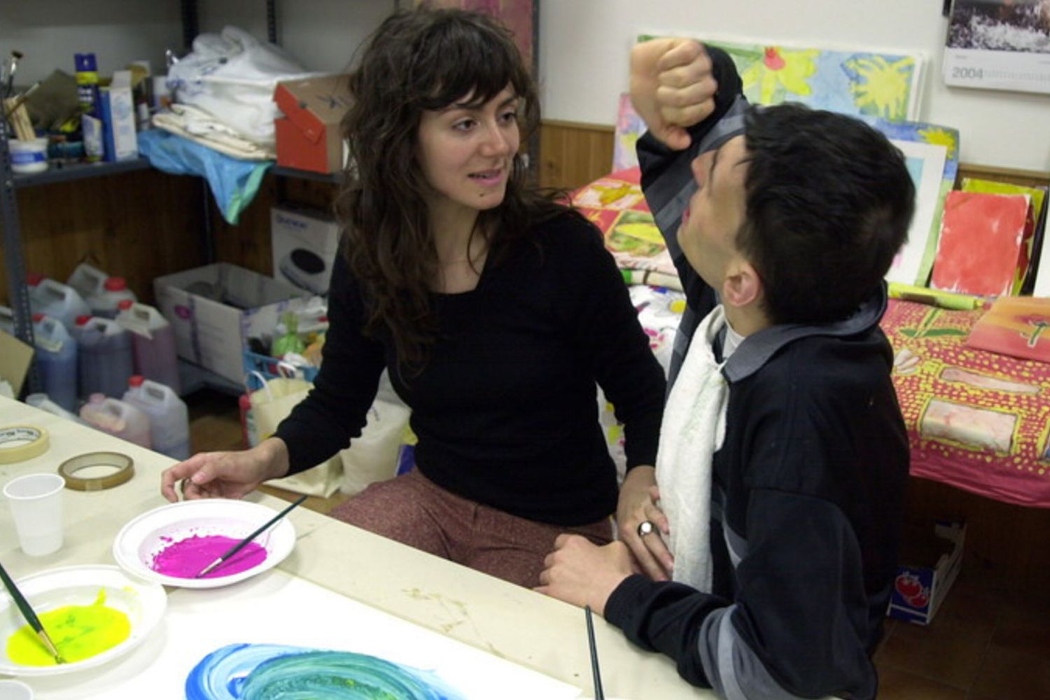 Una volontaria del servizio civile europeo in un laboratorio di ceramica per disabili