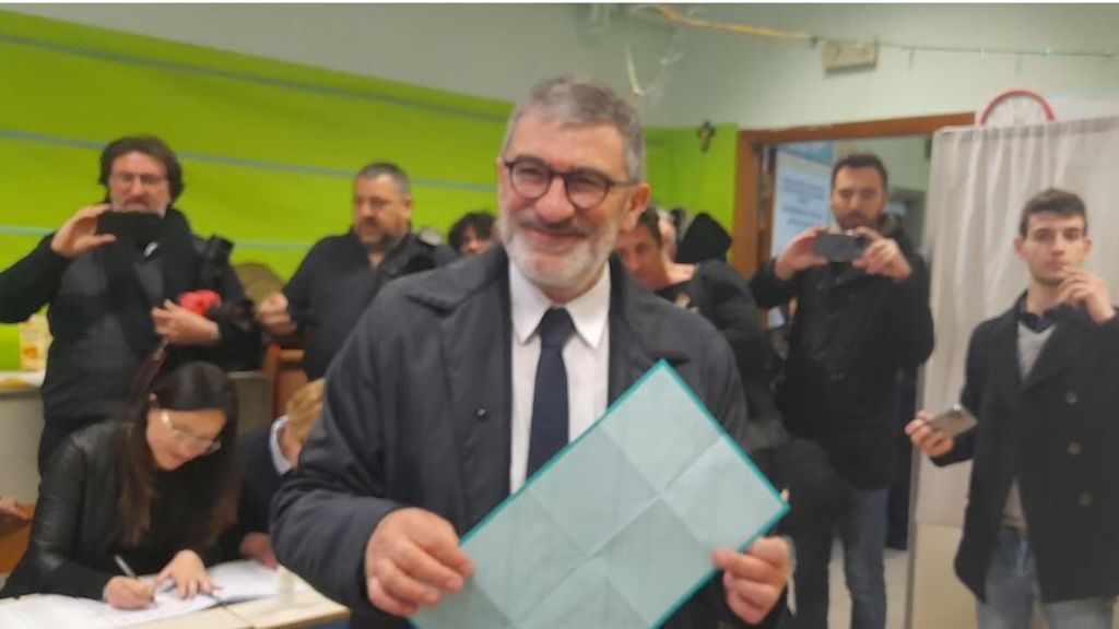 Marsilio e D'Amico al voto, tra selfie e strette di mano