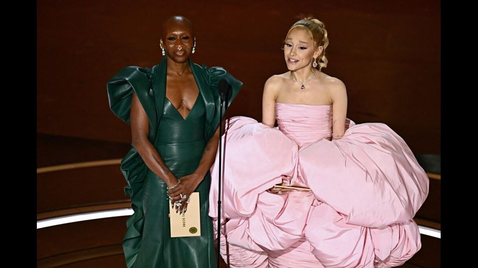 Cynthia Erivo con un abito Louis Vuitton in pelle verde scuro con scollatura profonda e volant sulla schiena e Ariana Grande  in una nuvola rosa senza spalline di un abito con maniche voluminose di Giambattista Valli Haute Couture e