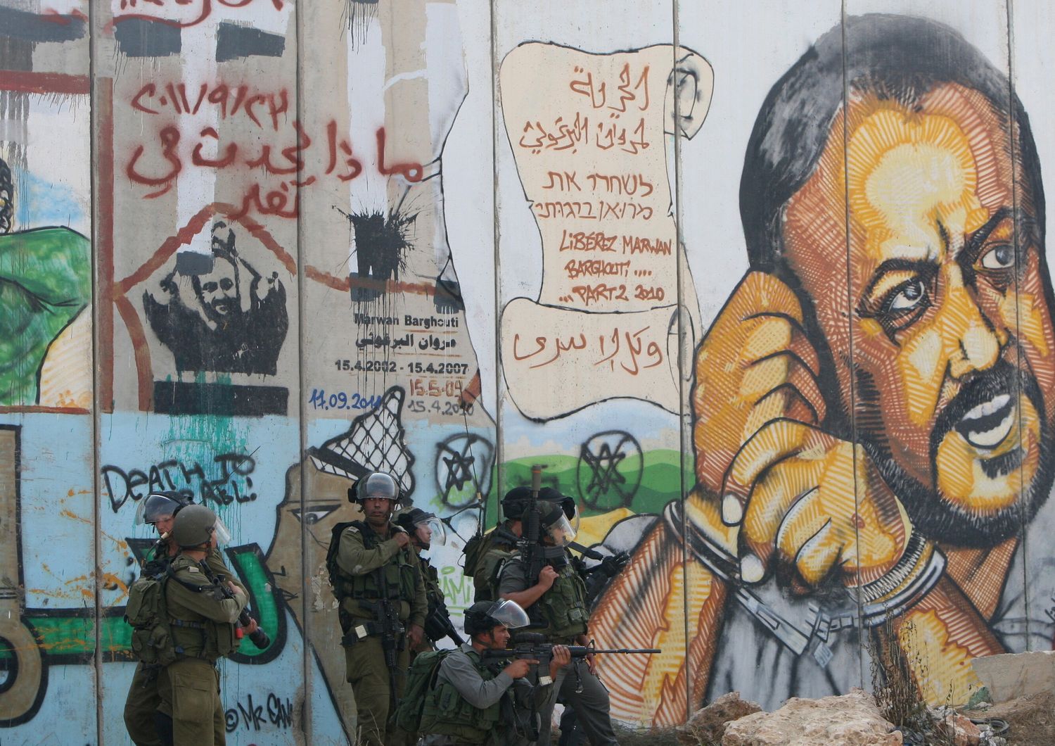 Soldati israeliani vicino a un ritratto di Barghouti a un posto di blocco