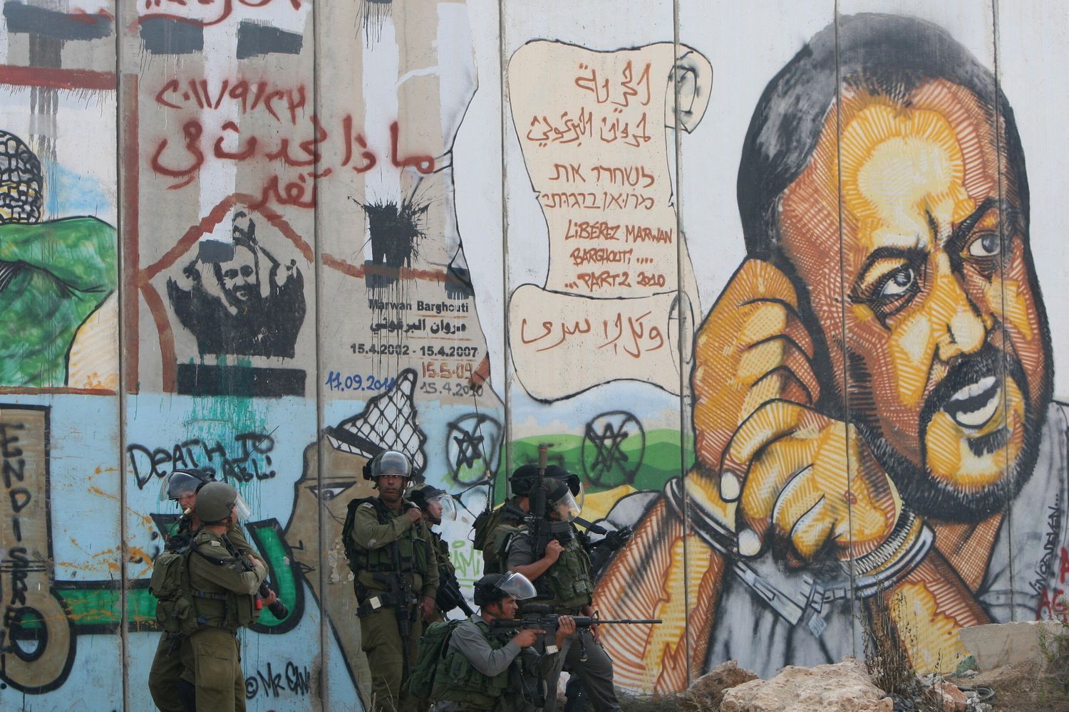 Soldati israeliani vicino a un ritratto di Barghouti a un posto di blocco