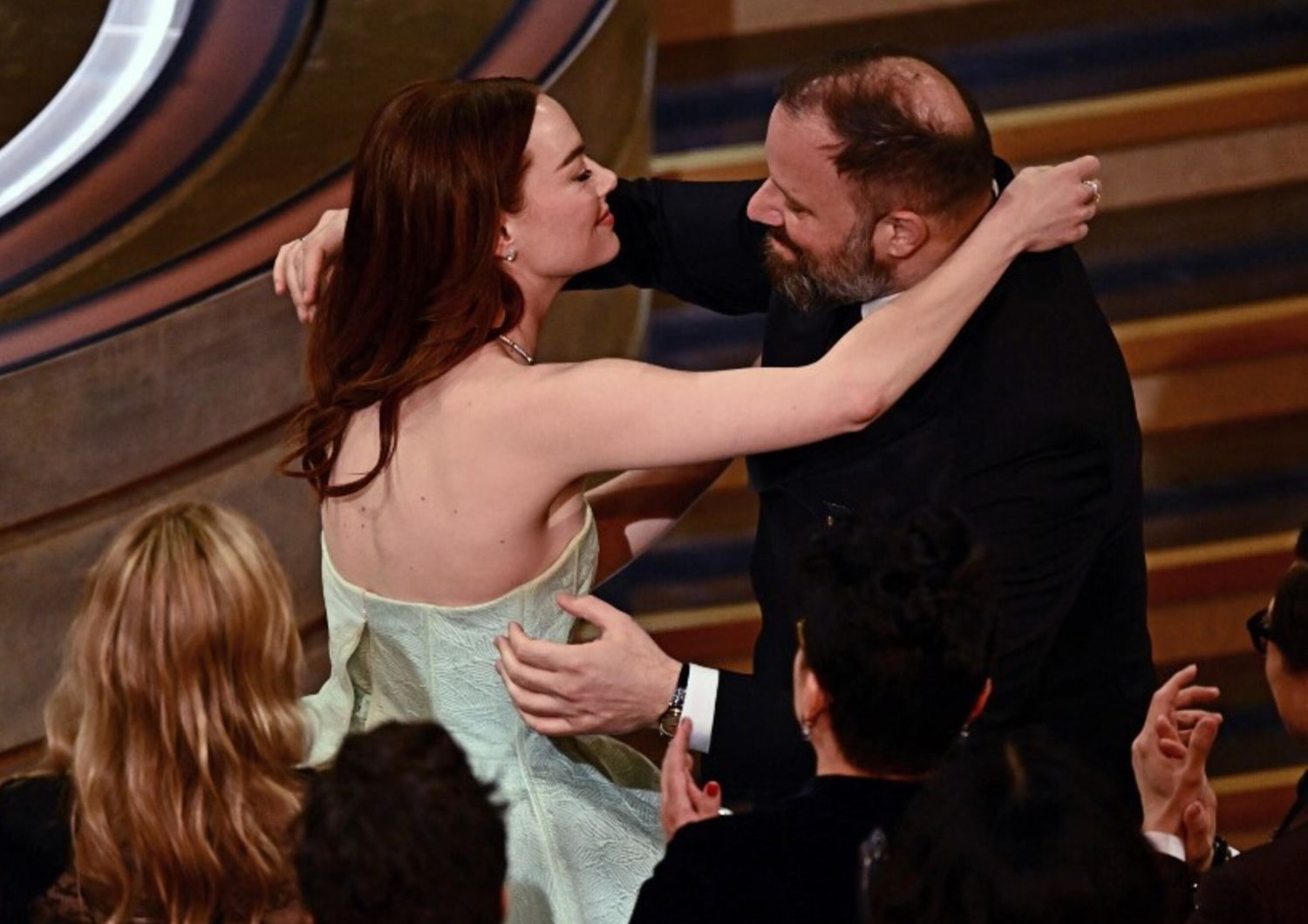 Emma Stone abbraccia il regista greco Yorgos Lanthimos dopo aver vinto il premio come miglior attrice protagonista per "Poor Things"