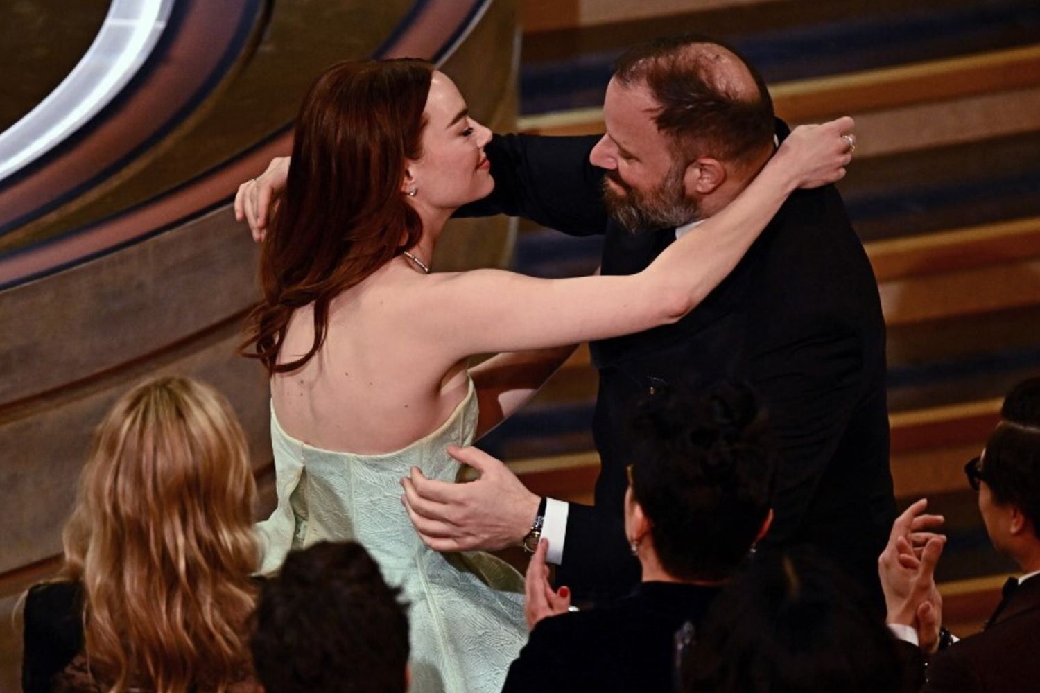 Emma Stone abbraccia il regista greco Yorgos Lanthimos dopo aver vinto il premio come miglior attrice protagonista per "Poor Things"