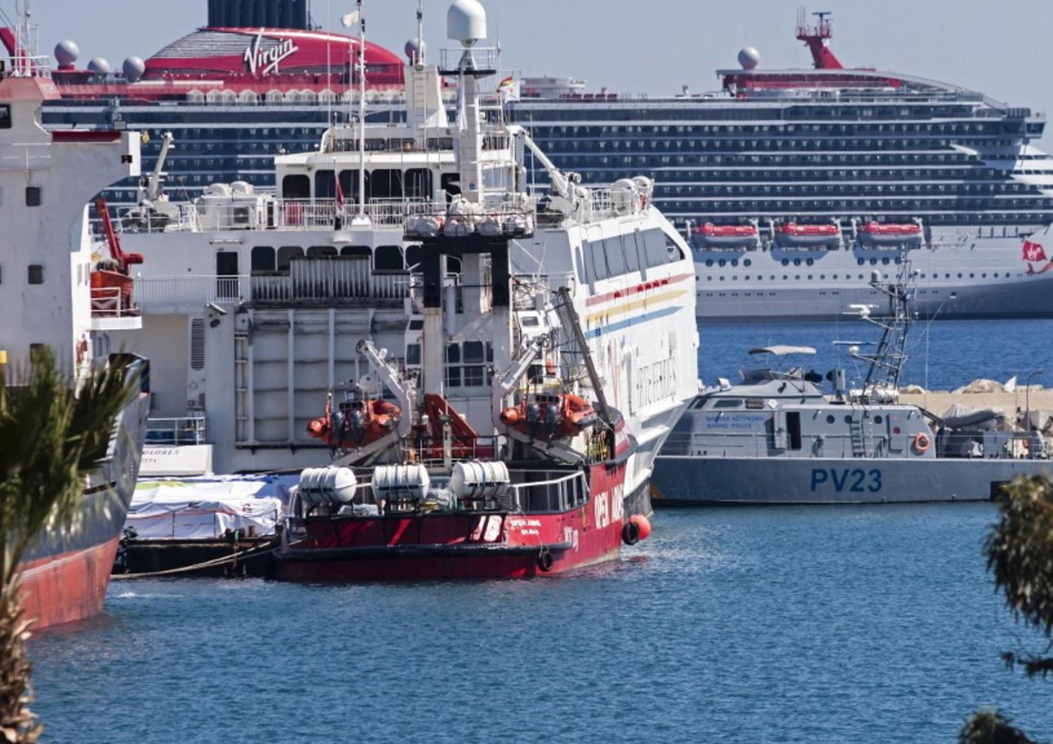 La nave della Ong spagnola Open Arms in partenza da Cipro per consegnare aiuti a Gaza