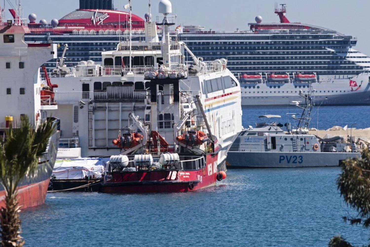 La nave della Ong spagnola Open Arms in partenza da Cipro per consegnare aiuti a Gaza