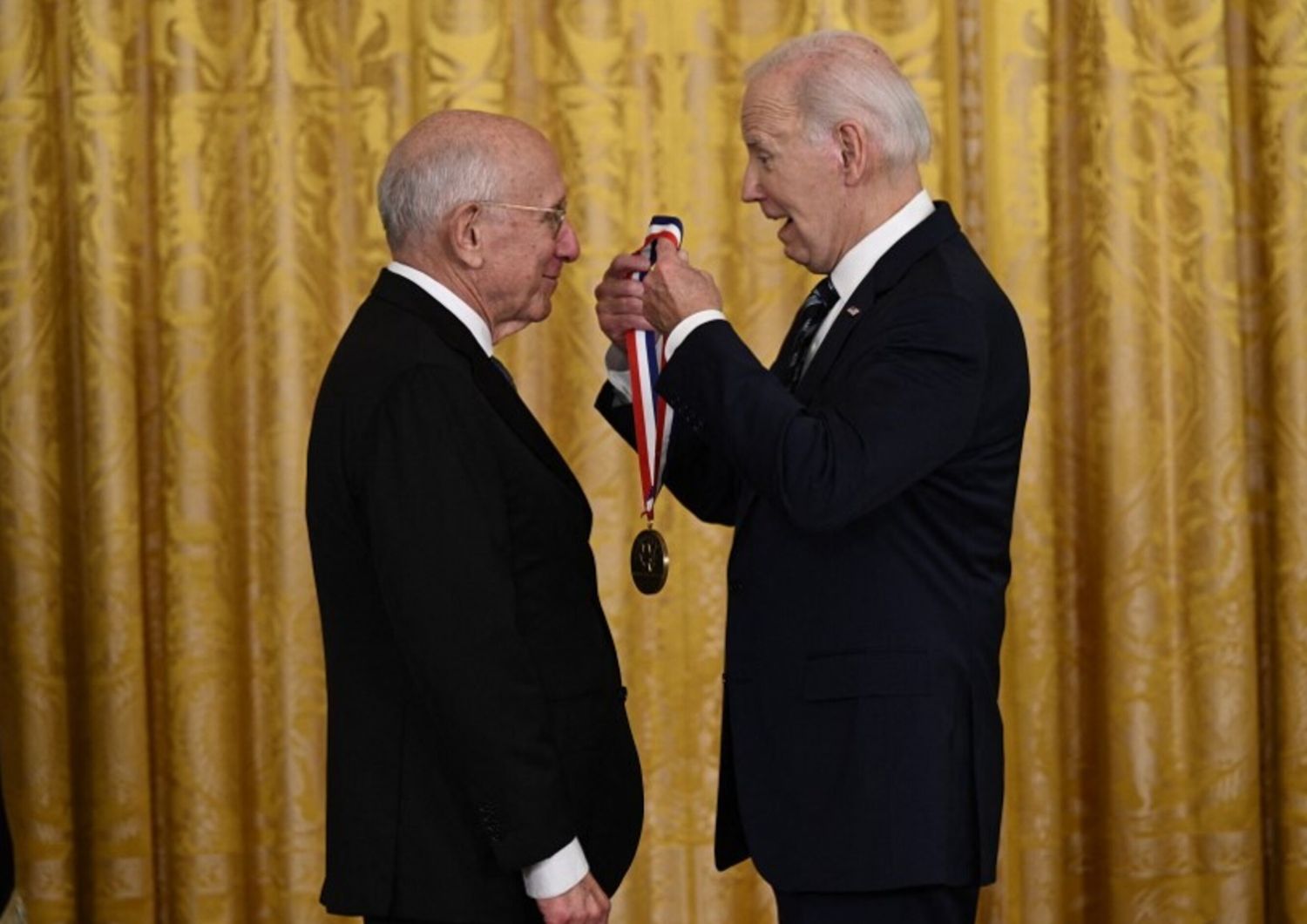 Il presidente Usa Biden assegna a Steven Rosenberg la Medaglia Nazionale per la Tecnologia e l'Innovazione